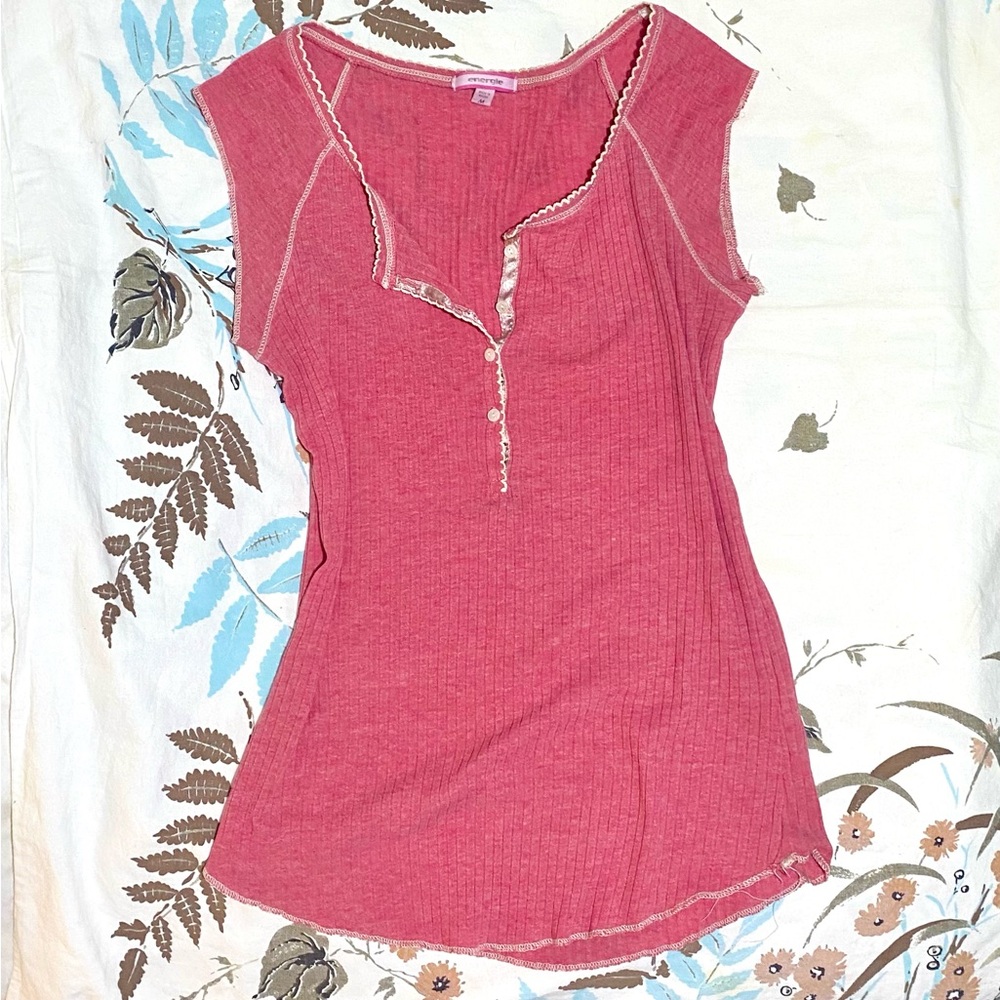 Beautiful vintage medium energie coral ribbed Henley top 🌷